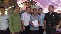 Thường trực Hội CCB huyện Phù Ninh và Tổng Công ty Giấy Việt Nam hỗ trợ tiền xóa nhà tạm cho hội viên CCB