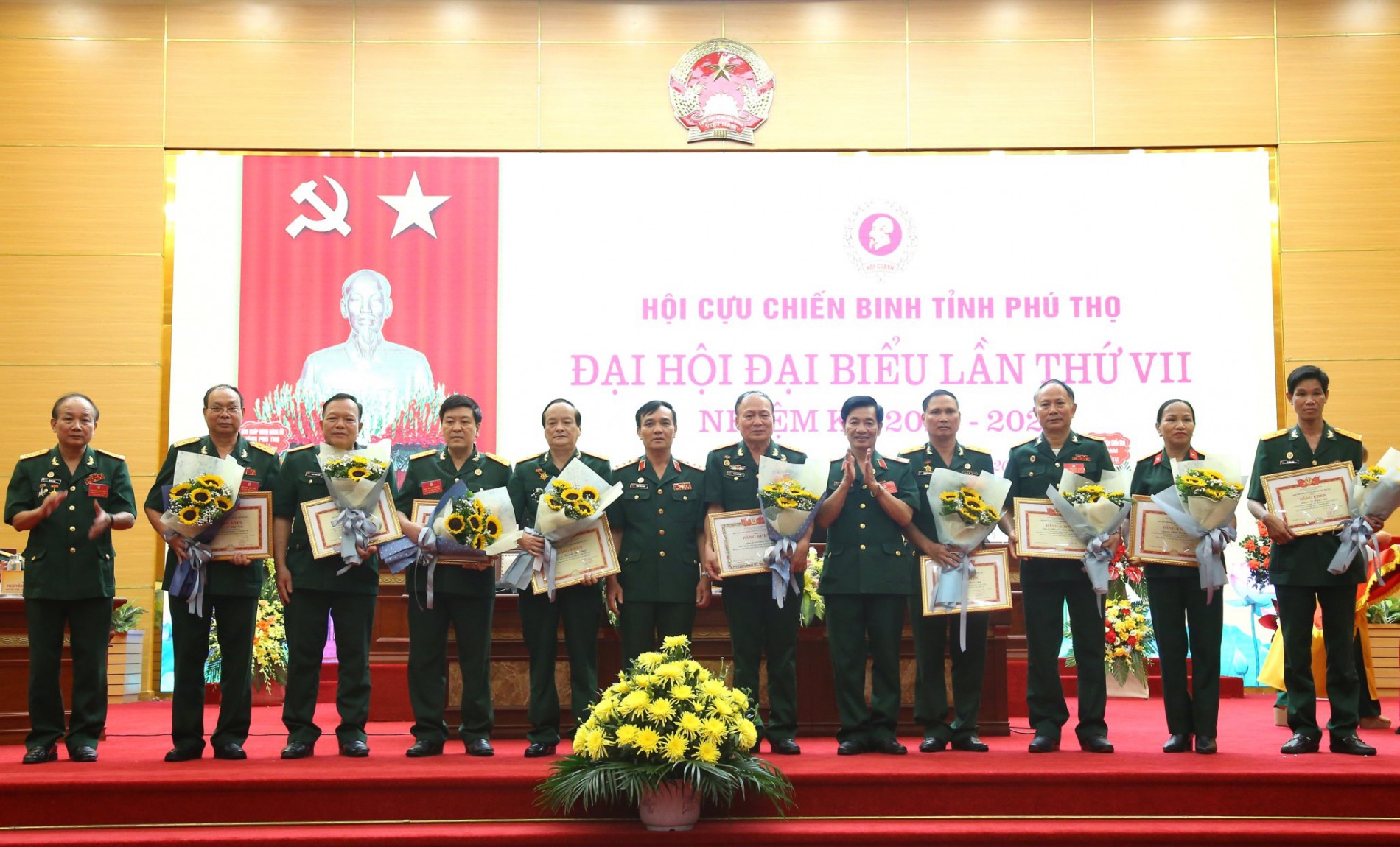 tang_bang_khen_cho_cac_d.c_nghi_cong_tac_hoi