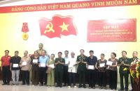 Hội Hỗ trợ GĐLS tỉnh phối hợp tặng quà