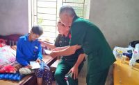 Đồng chí Phạm Đức Thọ-Phó Chủ tịch Hội CCB tỉnh thăm và tặng quà Hội viên CCB mắc bệnh hiểm nghèo