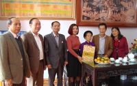 Cẩm Khê: Hội CCB cơ quan khối Đảng Đoàn thể huyện tặng quà cho mẹ hội viên