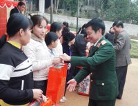 Hội CCB cùng các đoàn thể chính trị - xã hội trong tỉnh tặng quà cho các hộ nghèo xã Yên Lương, huyện Thanh Sơn