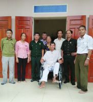 Hội CCB huyện Tam Nông trao xe lăn cho CCB là thương binh nặng.