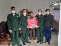 Thay mặt BCH Hội Nạn nhân chất độc da cam trao quà tết cho hội viên nghèo,  có hoàn cảnh khó khăn huyện Tân Sơn
